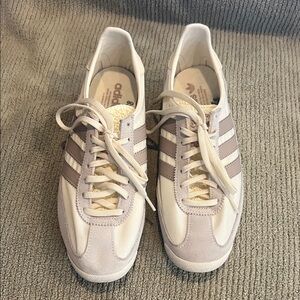 New without tags adidas Women's SL72 OG Shoes